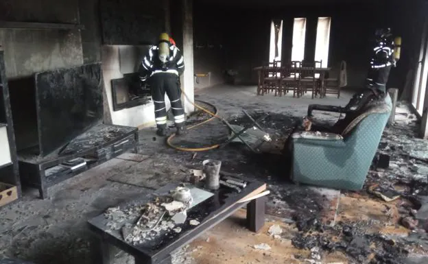 Un virulento incendio calcina el interior de una vivienda en la localidad leonesa de Carracedelo