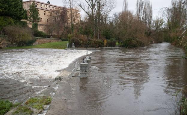 El río Eresma alcanza el nivel de alarma en Coca