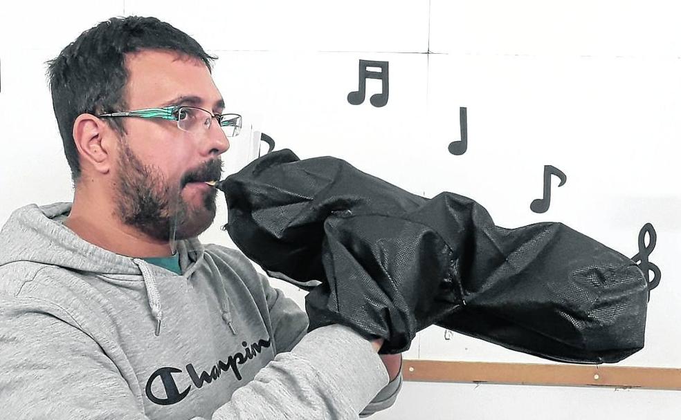 Una funda anticovid para tocar la dulzaina