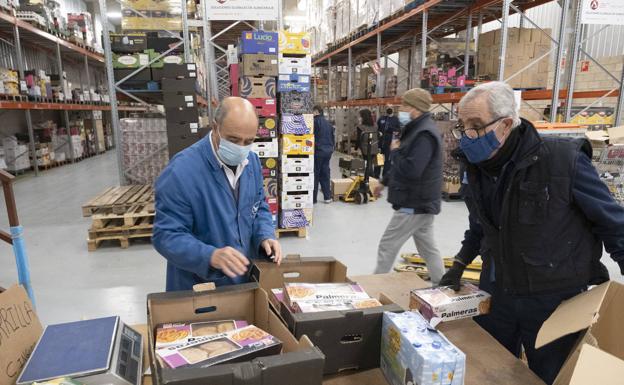 El Banco de Alimentos de Valladolid recibe la primera remesa de víveres, comprada con dinero de la gran recogida