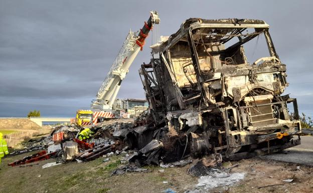 Un herido grave en un accidente entre dos camiones en la A-6 a la altura de Gomeznarro