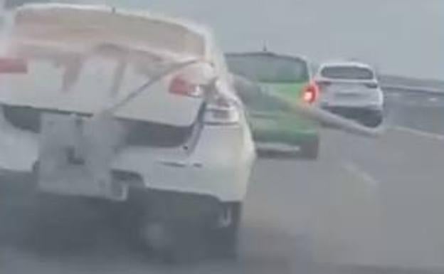 Investigan a un conductor por transportar una farola en el interior de un turismo por la carretera
