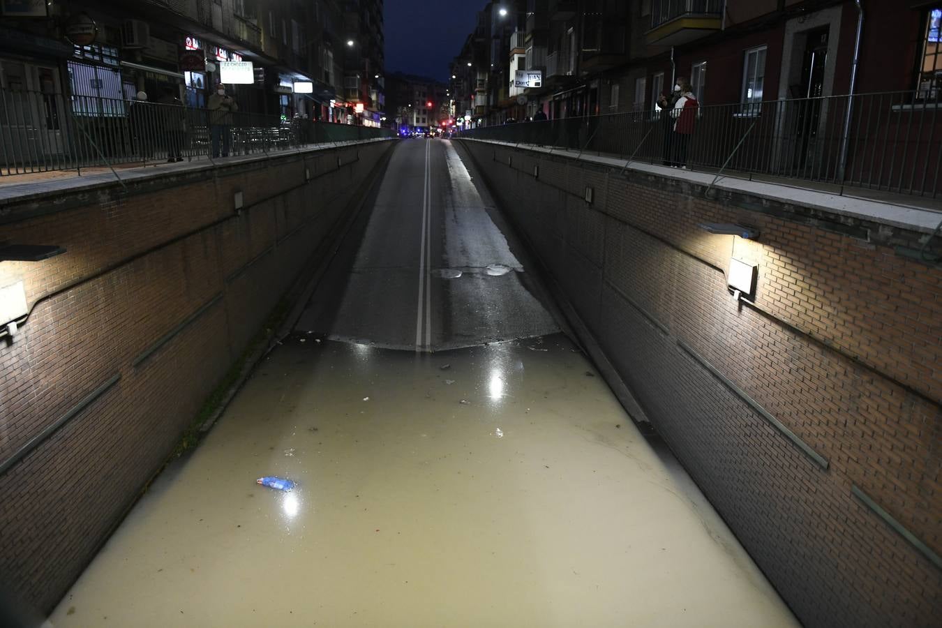 El reventón de una tubería inunda el túnel de Vadillos de Valladolid