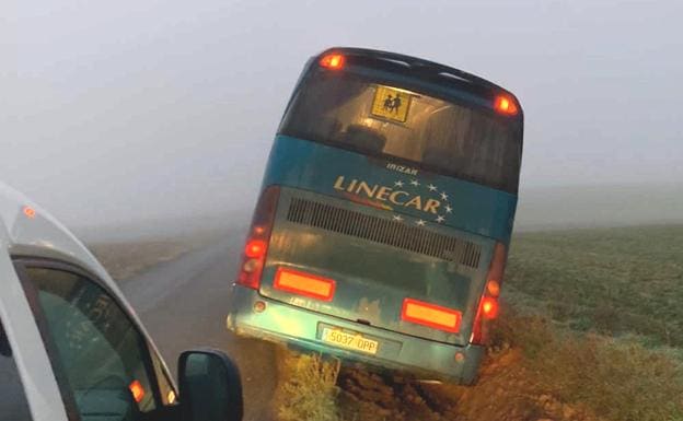 Un autobús escolar sufre una salida de vía en la localidad leonesa de Matadeón de los Oteros