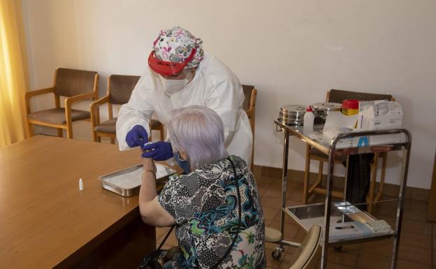 La residencia de Cáritas, ya libre de covid, pasa de acumular lista de espera a tener un tercio de las plazas vacantes