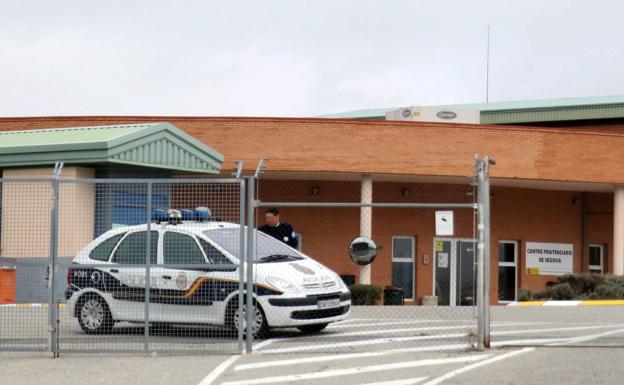 Expulsan a un maestro de la cárcel de Segovia por pasar droga y moviles a los internos