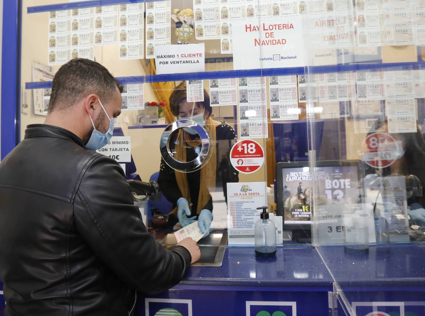 La Policía Local de Palencia localiza a la dueña de cuatro décimos de Lotería para Navidad perdidos en la calle