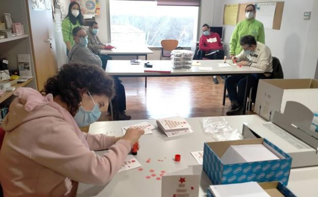 Postales artesanas y felicitaciones solidarias: alternativas vallisoletanas al Whatsapp para desear un mejor 2021