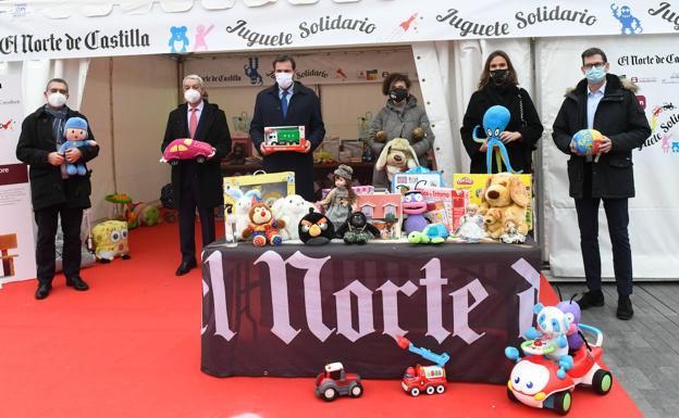 Empiezan los regalos y las primeras sonrisas provocados por la VIII edición del Juguete Solidario