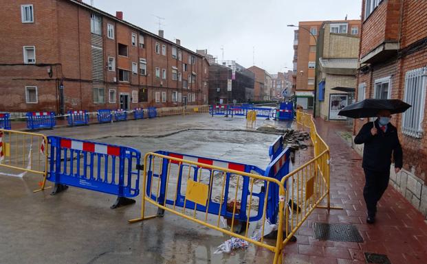 El túnel de Vadillos de Valladolid continúa cortado a la espera del asfaltado del tramo del reventón