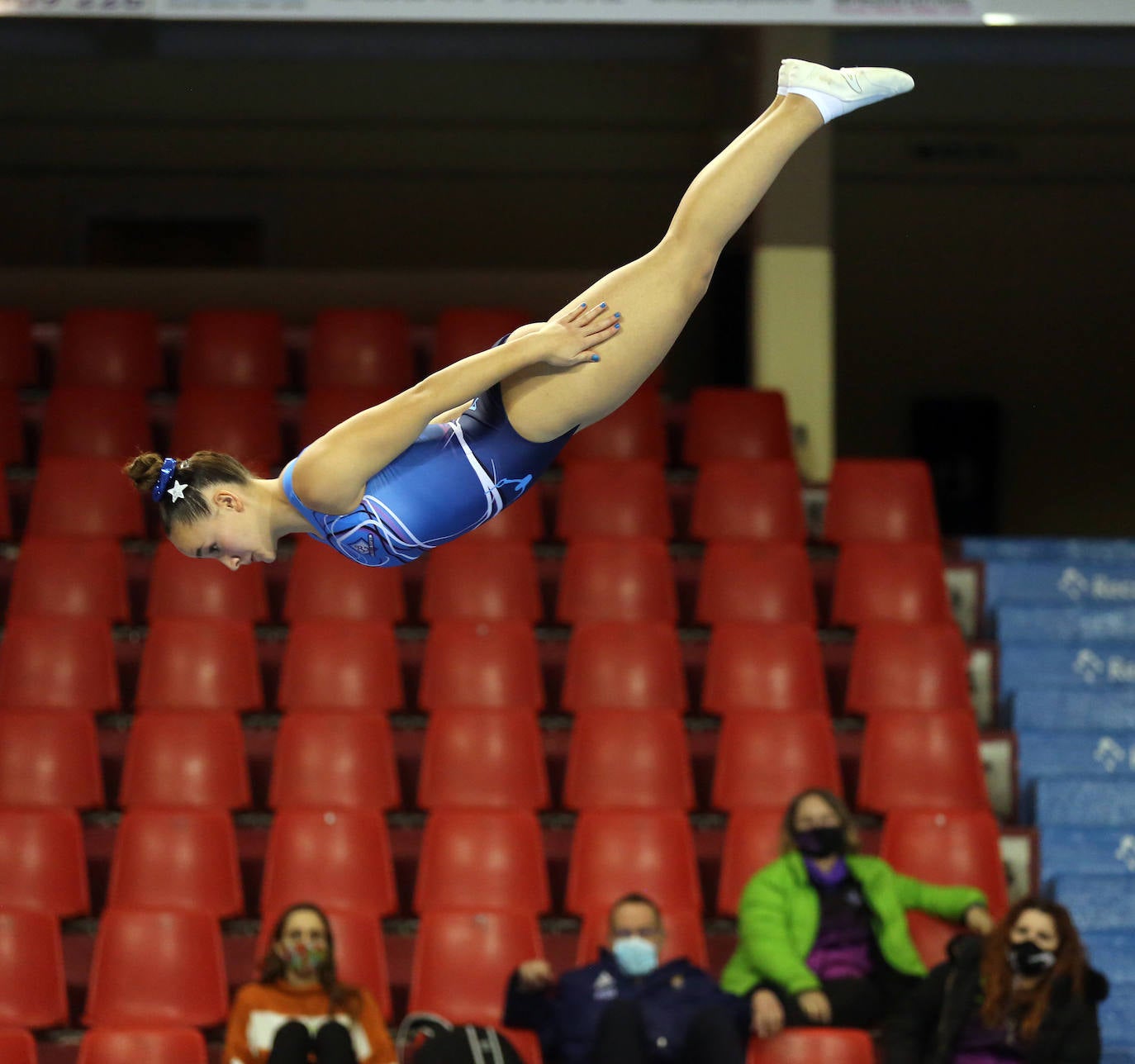 Saltos espectaculares en el campeonato de España de trampolín