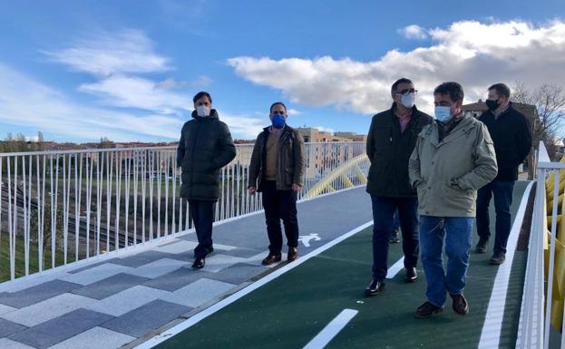 Concluye la ampliación de la pasarela sobre la línea de tren en la calle San Ildefonso