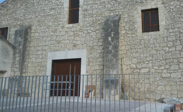 El viceconsejero de cultura visita las obras realizadas en la iglesia de Santa María de los Mártires de Íscar