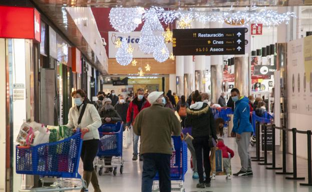 Segovia prepara la Nochebuena con las calles más animadas que los comercios