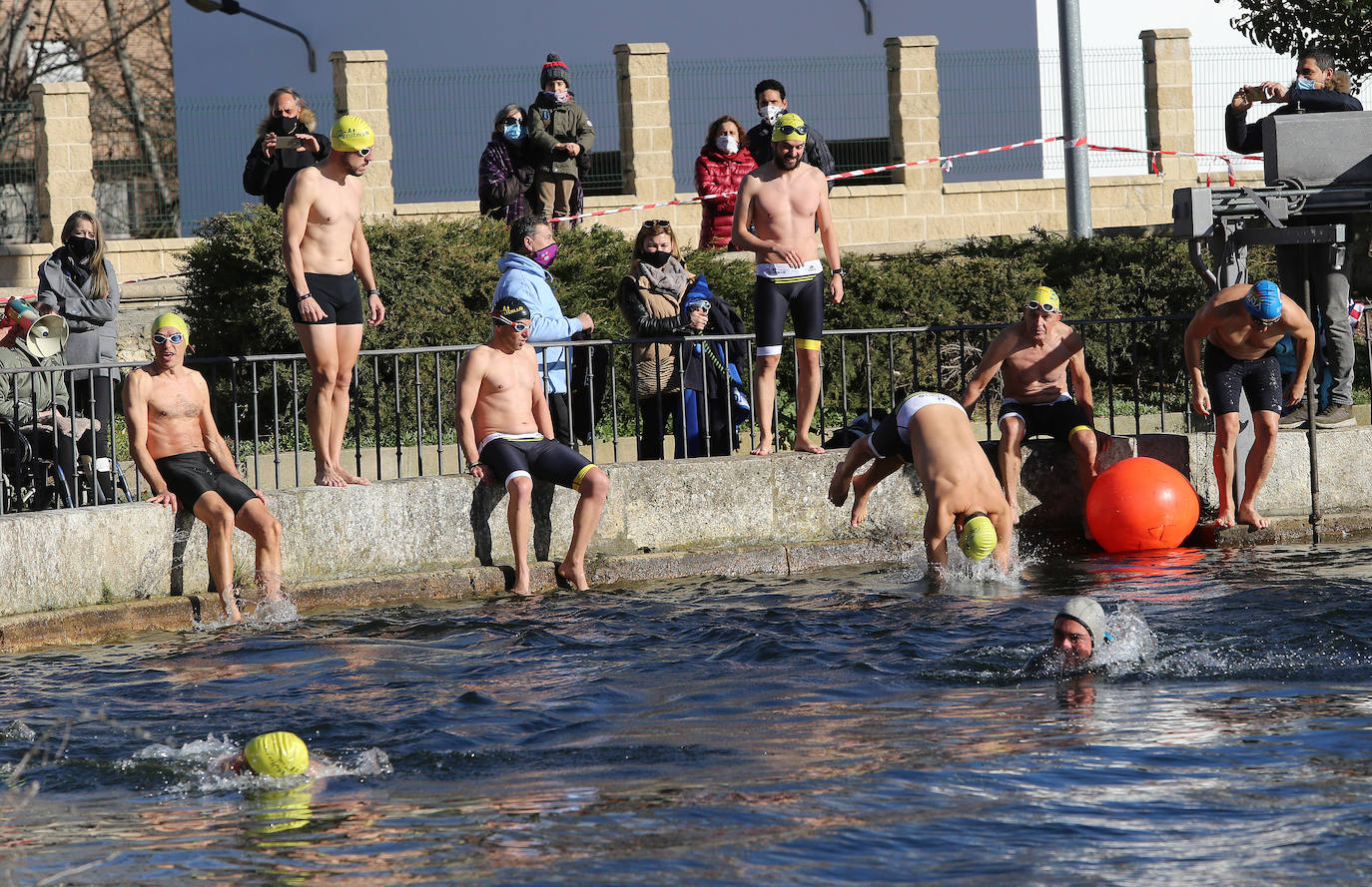 25 personas celebran el día de Navidad con un chapuzón en las aguas del Canal de Castilla a su paso por Palencia