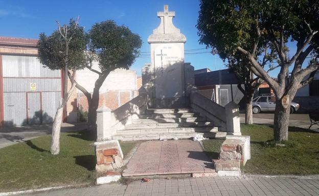 Derriban la base de la cruz de los caídos en Pedrajas de San Esteban