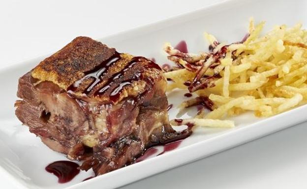 Alta cocina en casa con productos listos para abrir y calentar