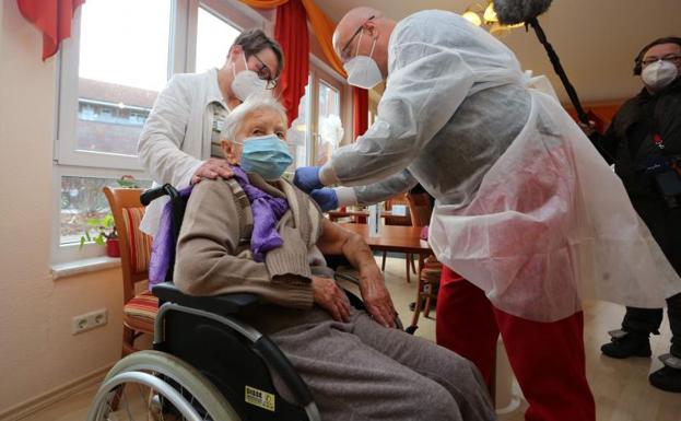 Una anciana de 101 años recibe la primera vacuna contra el coronavirus en Alemania