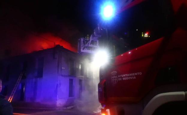 El fuego destruye una vivienda en Aldea Real y causa daños a la colindante