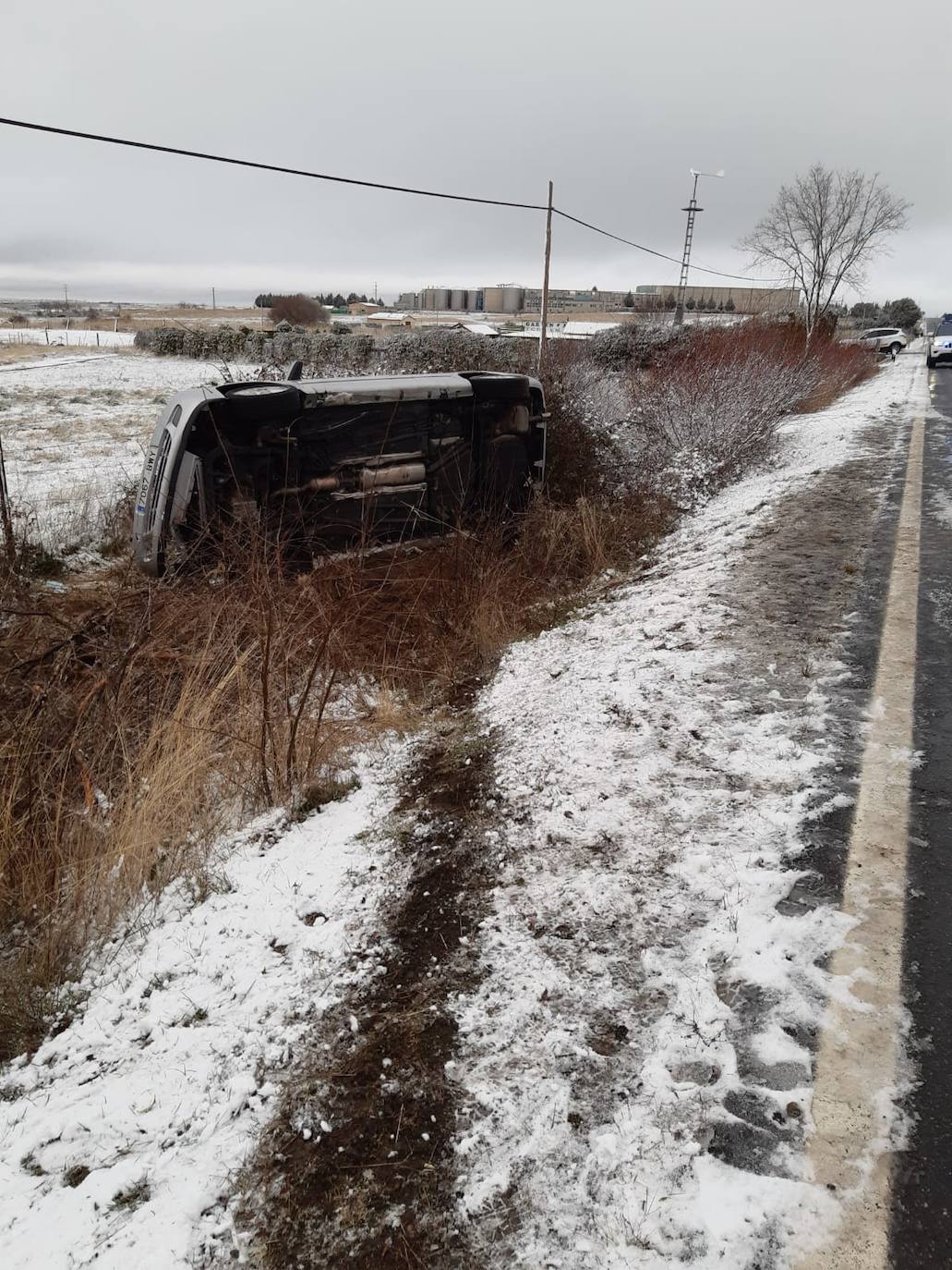 La nieve provoca el vuelco de un vehículo en la carretera entre La Granja y Torrecaballeros