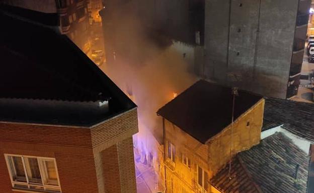 Un espectacular incendio calcina un inmueble en Aranda de Duero