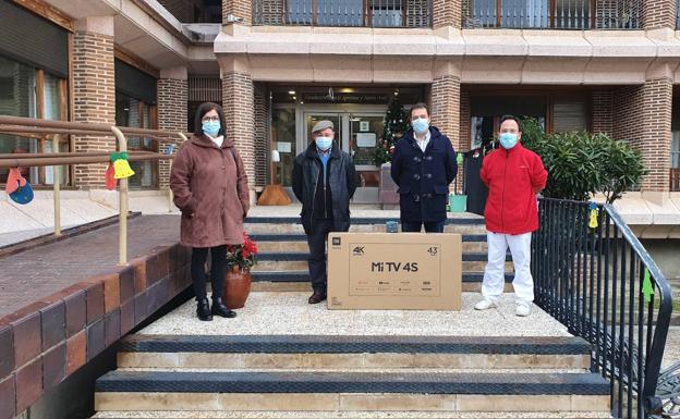 La Hermandad de la Crucifixión de Rioseco dona a la residencia de ancianos un sistema para videollamadas