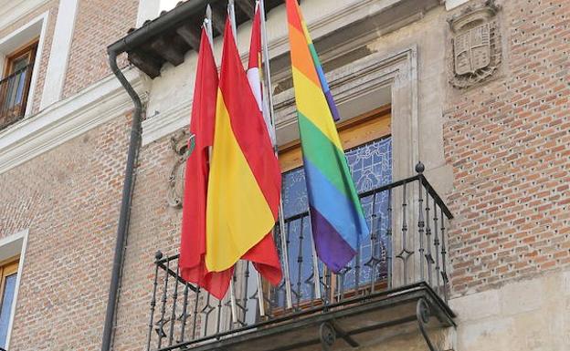 Un juzgado condena a la Diputación de Valladolid por colgar la bandera LGTBi en su fachada
