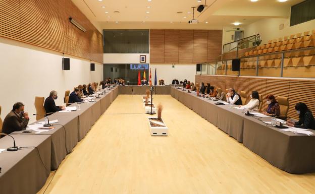 El pleno del Ayuntamiento desestima la moción socialista para impulsar las obras del campo de fútbol Reina Sofía y la Ciudad Deportiva Lazarillo