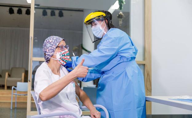 Raquel Gil, primera sanitaria vacunada de Segovia: «Algún residente se ha levantado a la seis para recibir la vacuna»