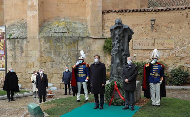 Francisco Blanco realiza una austera ofrenda a Unamuno entre medidas de seguridad sanitaria