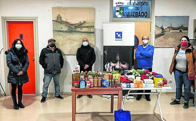 La Asociación de Mayores de Juzbado dona 100 kilos de alimentos y artículos de primera necesidad a Accem