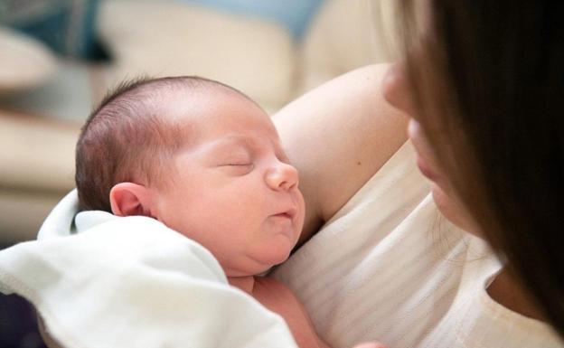 Paz, primera bebé nacida en la provincia en una noche con otros dos partos en León