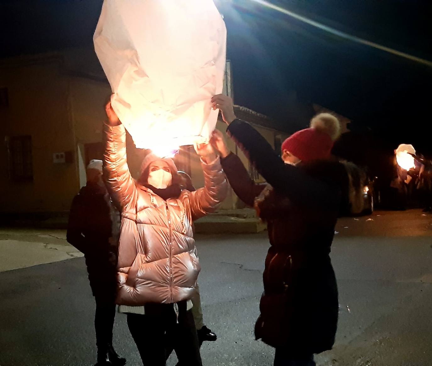 Santa Eufemia echa a volar sus farolillos de los deseos