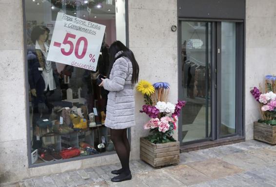 Los ERTE salvan los salarios y alivian la caída de recaudación fiscal por el menor consumo