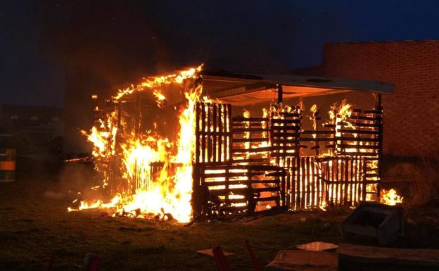 Tres peñas de Fuentes de Nava acaban reducidas a cenizas por un incendio