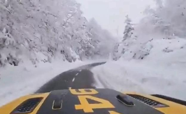 Jesús Calleja se sumerge bajo la nieve en las carreteras provinciales de León