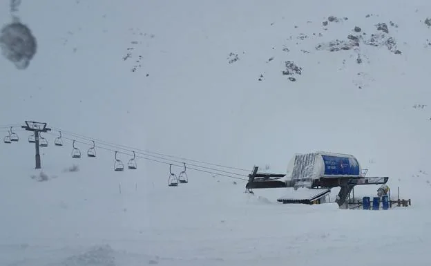 Un alud de nieve corta la LE-331 en Puebla de Lillo