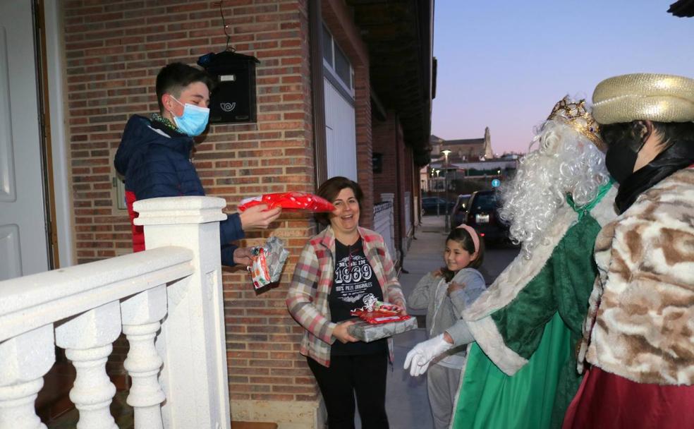 Sus Majestades visitan a los niños de Baltanás