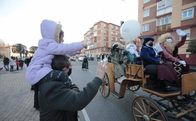 Diez carruajes de los Reyes Magos recorren Valladolid bajo la amenaza de una multa