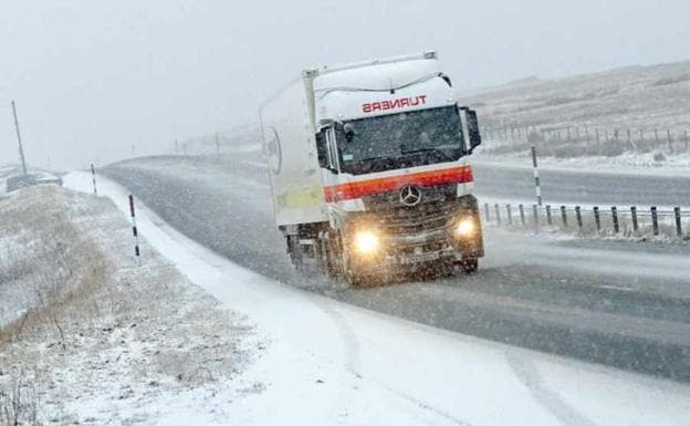 La nieve mantiene cortadas dos carreteras en Castilla y León