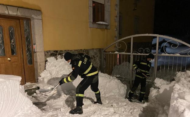 La UME prolonga su despliegue en el norte de León ante «la cantidad de nieve»