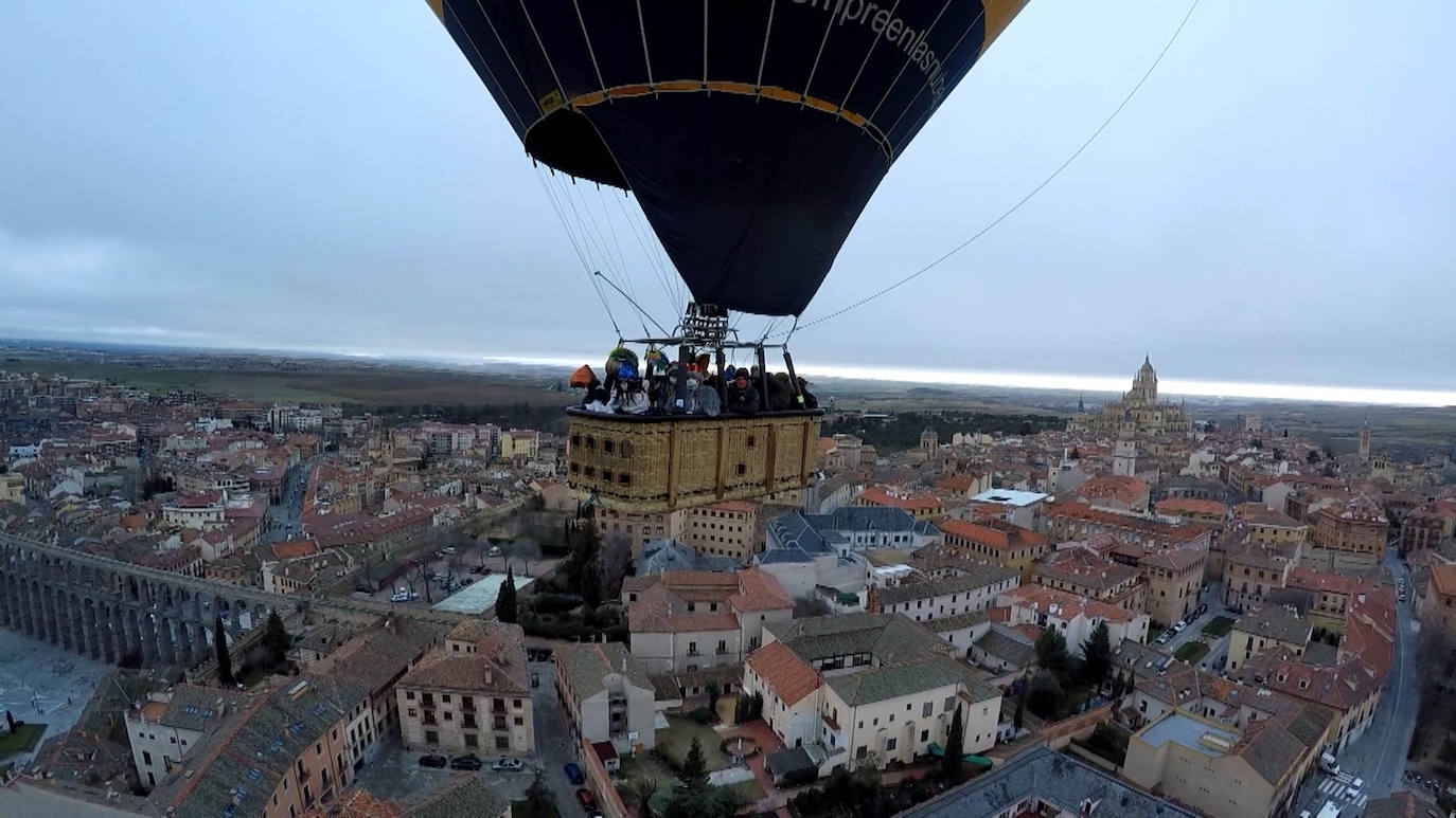 Los Reyes Magos ya están en Segovia tras sobrevolar la ciudad y aterrizar en globo