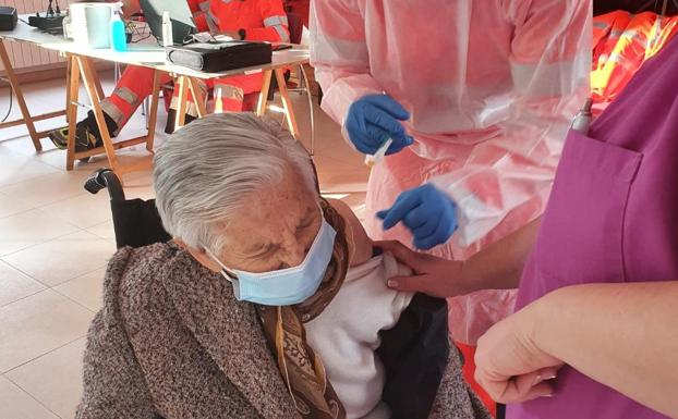 Emiliana Arranz Lerma recibe la vacuna contra la covid-19 a un día de su 102 cumpleaños