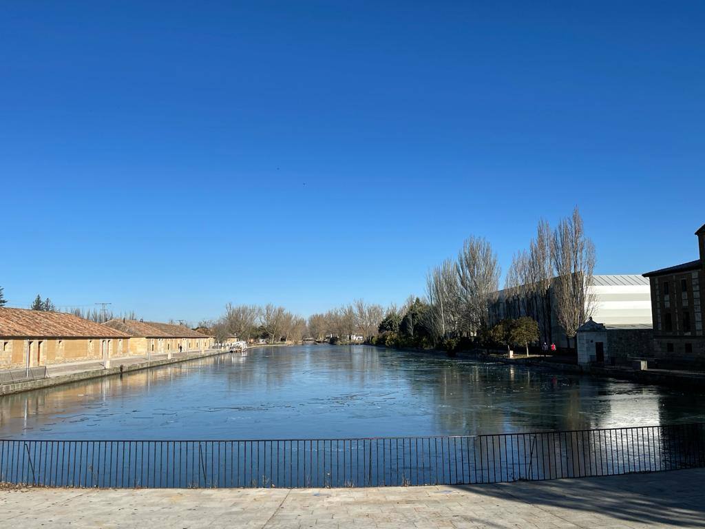 El Canal de Castilla amanece helado en Medina de Rioseco