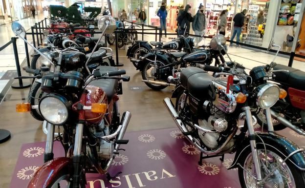 Una muestra de motos antiguas acerca el espíritu de Pingüinos al centro comercial Vallsur en Valladolid