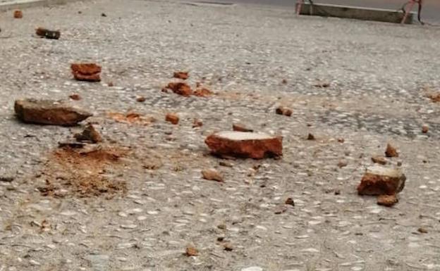 Alaejos acordona parte del entorno de la iglesia de San Pedro por desprendimientos en su torre