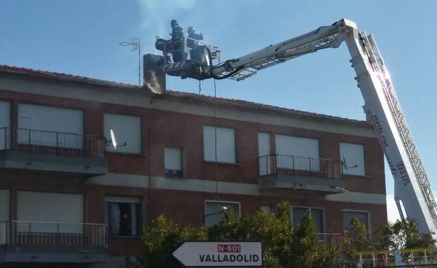 Incendio en la chimenea de un bloque de viviendas en Mojados