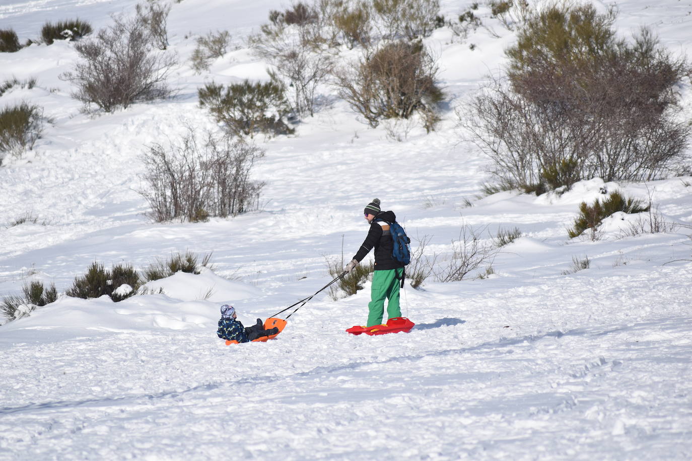 La nieve es una fuente de diversión en Barruelo y Brañosera