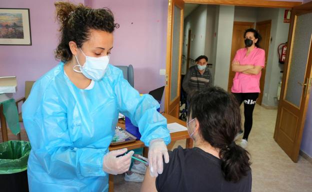 33 usuarios y 11 trabajadores de la residencia de Baltanás reciben la vacuna contra la covid
