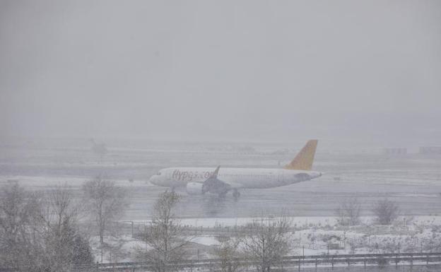 El Madrid despegó rumbo a Pamplona tras cinco horas atrapado en Barajas